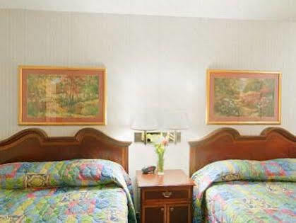 Americas Best Value Palmer Inn York Exterior foto